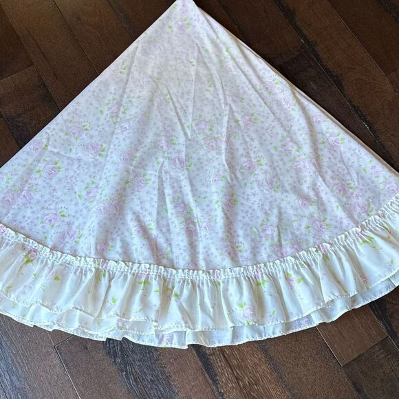 Vintage JCPenney home round tablecloth 72” white pink floral ruffle cottagecore - Picture 1 of 8